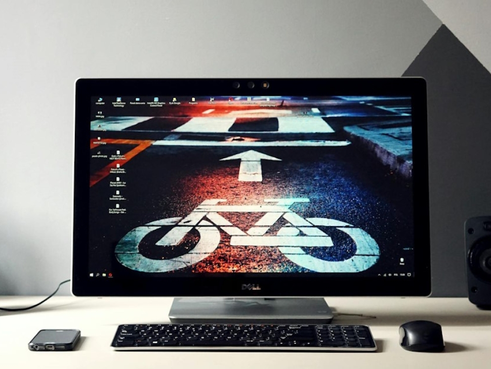 Desktop computer setup showing direction arrows representing website mistakes and corrections